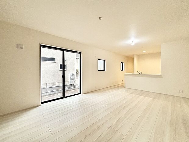 【リビングダイニング】明るい陽光が注ぎ、寛ぎの雰囲気に満たされるリビング・ダイニング。