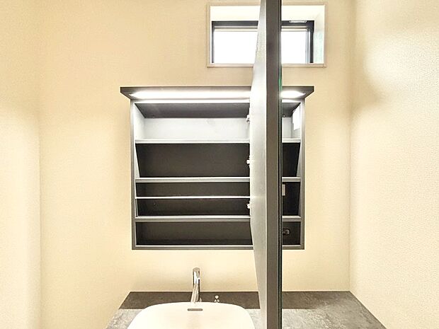 【その他設備(鏡裏収納)】鏡の裏に、化粧品や衛生用品などを収納可能。洗面台をすっきりと保ちます!