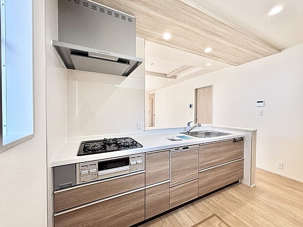 【ダイニングキッチン】料理をしながらでもご家族との会話を楽しめる対面キッチン