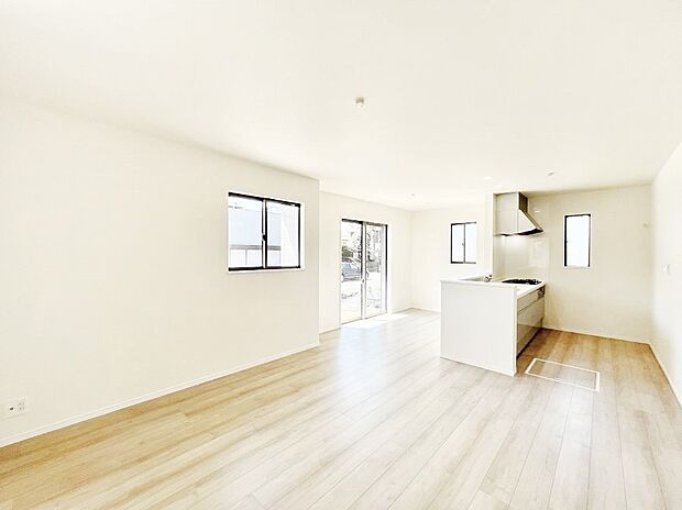 【リビングダイニング】明るい陽光が注ぎ、寛ぎの雰囲気に満たされるリビングダイニング