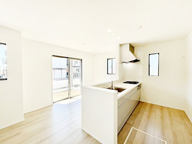 【ダイニングキッチン】ご家族の会話弾む対面キッチン。お料理中のパパママもご家族と過ごす時間が増えそう！