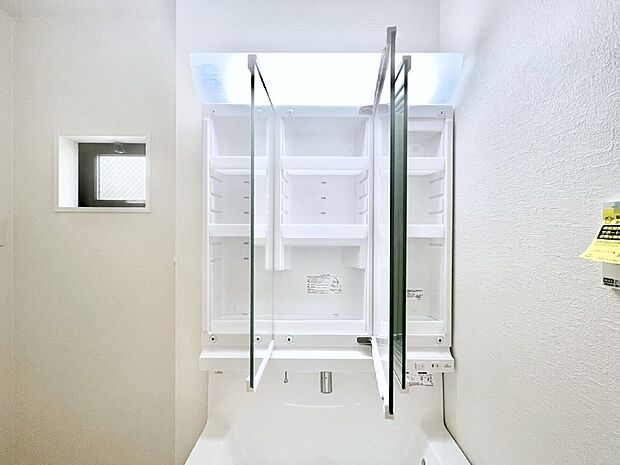 【その他設備(三面鏡裏収納)】三面鏡の裏に、化粧品や衛生用品などを収納可能。洗面台をすっきりと保ちます!