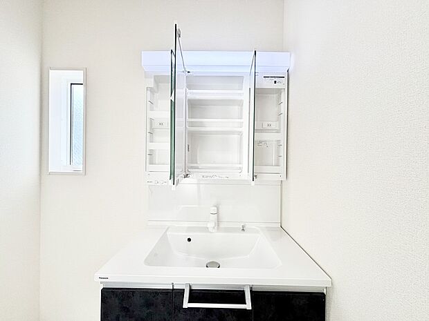 【その他設備(三面鏡裏収納)】三面鏡の裏に、化粧品や衛生用品などを収納可能。洗面台をすっきりと保ちます！