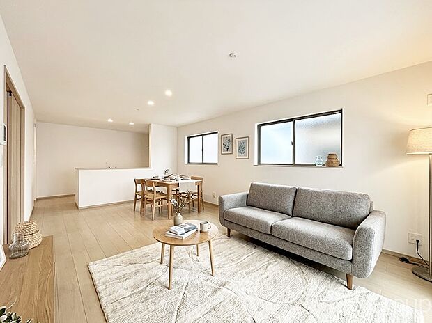 【リビング】家族の和やかな会話が聞こえてきそう。開放感のあるリビングです。　※家具はCGです