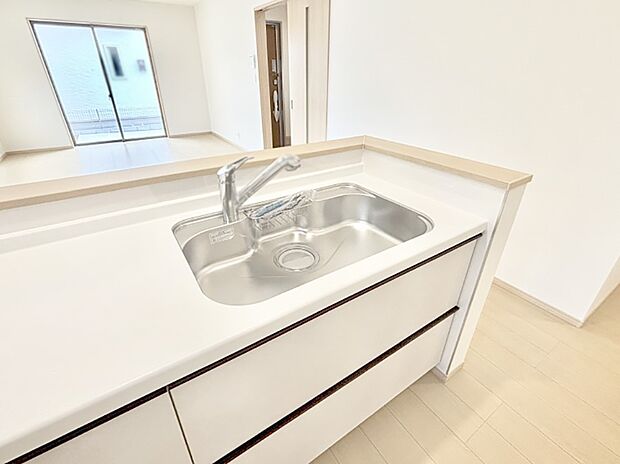 【その他設備(シンク)】広々としたシンクでお料理やお皿洗いもラクラク快適に！