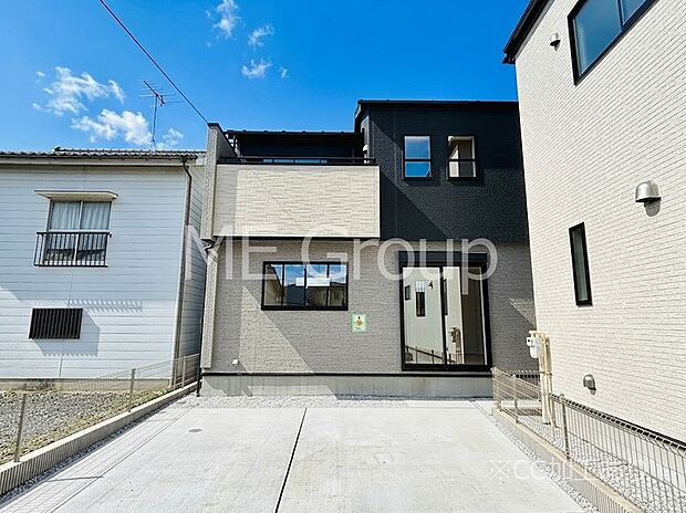 【現地外観写真】洗練された外観、上質な住空間が広がる室内は永く安心して過ごせる住居です。 