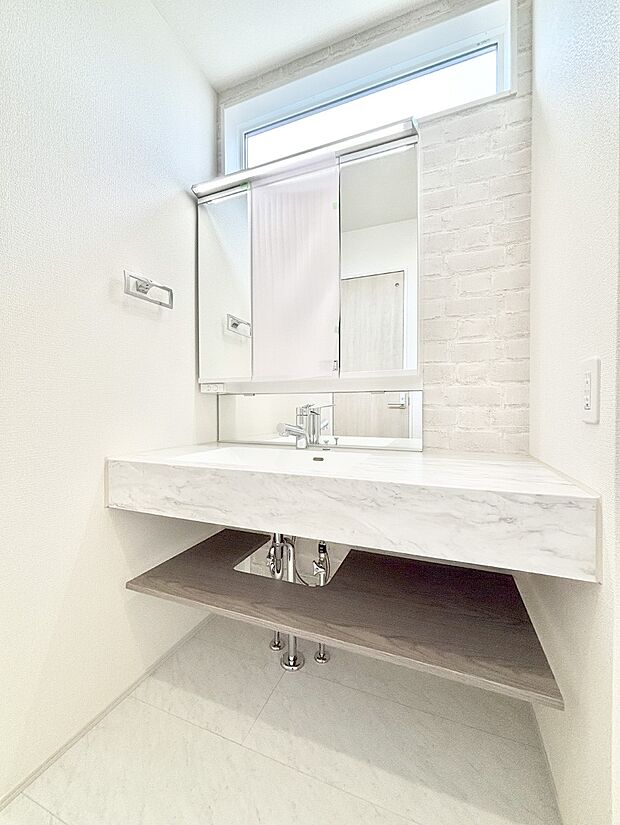 【洗面台・洗面所】大きく見やすい三面鏡で清潔感ある洗面台は、身だしなみチェックや肌のお手入れにおすすめです。