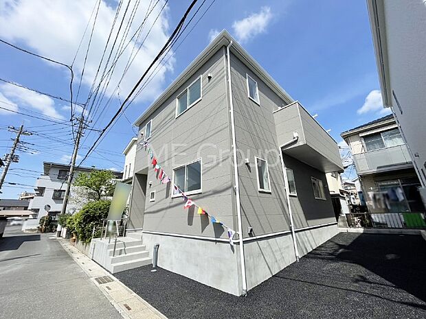 【現地外観写真】洗練された外観、上質な住空間が広がる室内は永く安心して過ごせる住居です。 