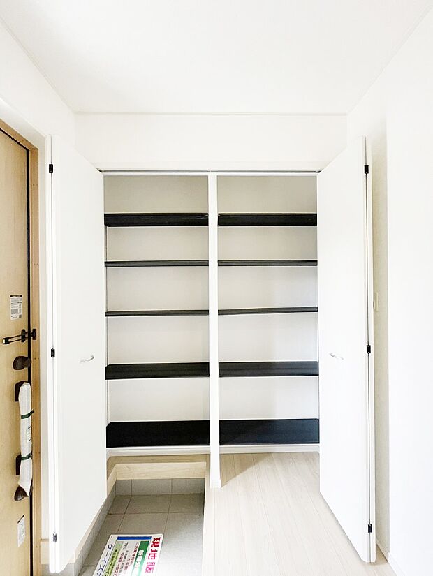 【その他設備(収納)】収納力ある下駄箱の活用で玄関廻りはいつでもスッキリ  