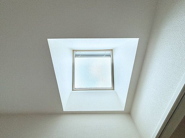 【その他設備(トップライト)】自然な明るさで室内を照らし、開放感もプラスしてくれるトップライト。