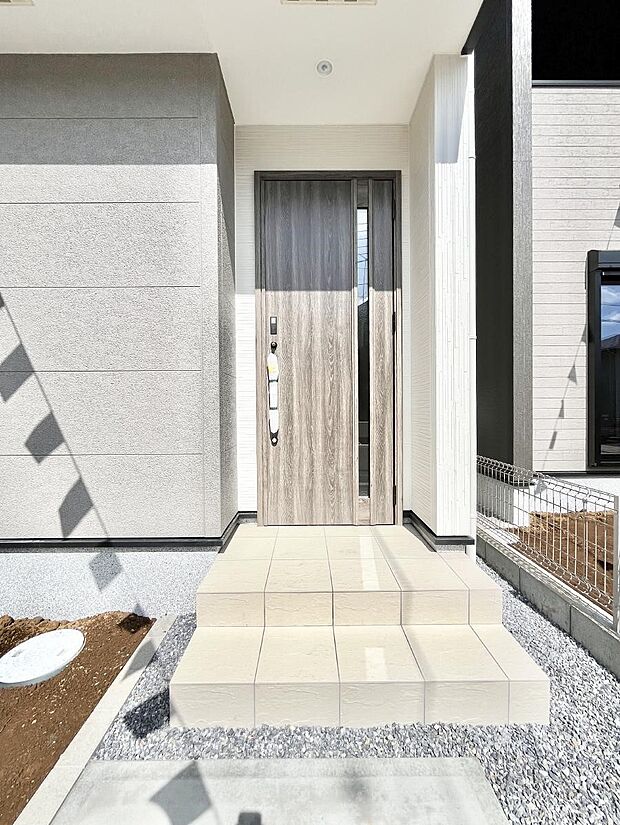 【玄関】大切な家族、来客を出迎える玄関。