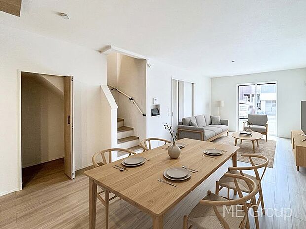 【リビング】ご家族の賑やかな話し声で包まれる明るいリビング  ※家具はCGです