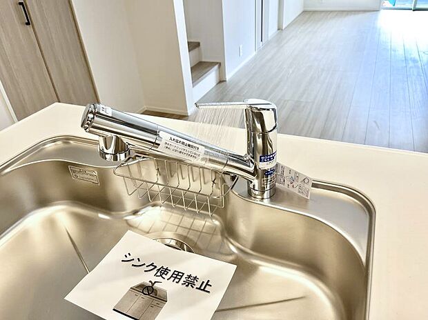 【その他設備(浄水器)】いつでも清潔なおいしいお水を。一つの水栓で水道水と浄水を使い分け。