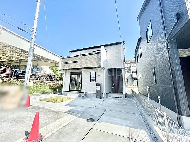 【現地外観写真】洗練された外観、上質な住空間が広がる室内は永く安心して過ごせる住居です。