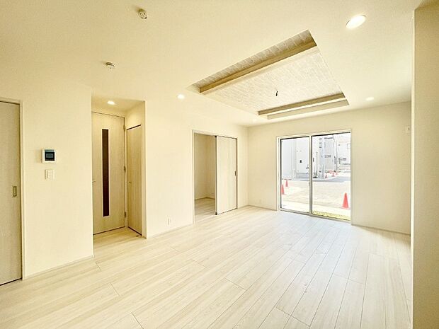 【リビングダイニング】明るい陽光が注ぎ、寛ぎの雰囲気に満たされるリビングダイニング