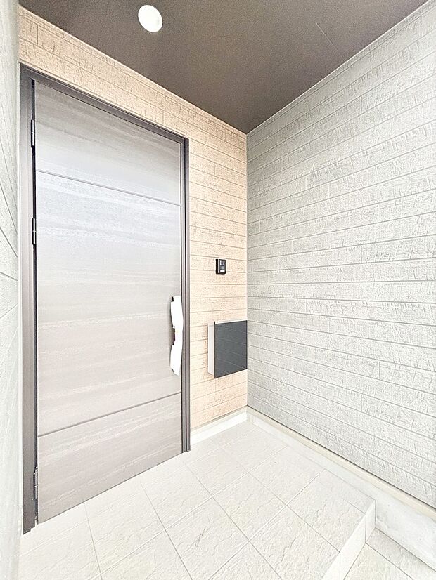 【玄関】大切な家族、来客を出迎える玄関。