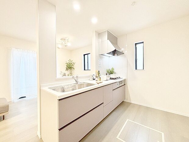 【ダイニングキッチン】爽やかな風が通り抜けるキッチン。窓があるので明るく換気にも役立ちます。