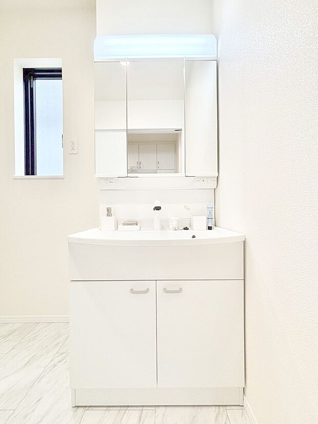 【洗面台・洗面所】大きく見やすい三面鏡で清潔感ある洗面台は、身だしなみチェックや肌のお手入れにおすすめです。