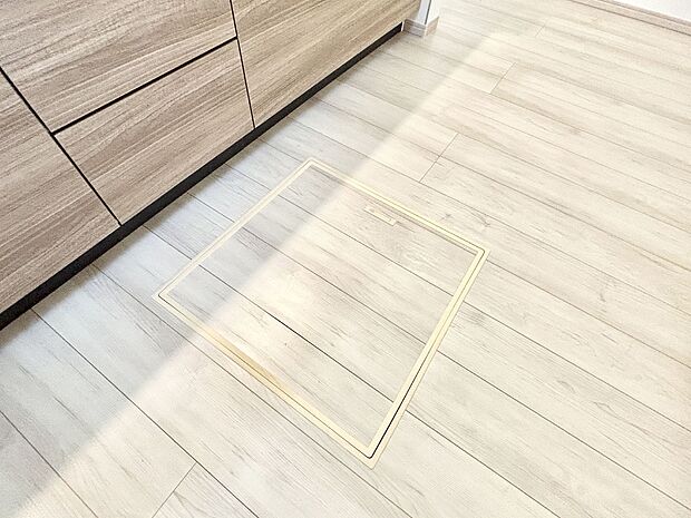 【その他設備(床下収納)】床下収納付き!日用品・非常用品の収納にも大活躍。