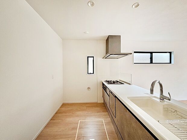 【キッチン】爽やかな風が通り抜けるキッチン。窓があるので明るく換気にも役立ちます。