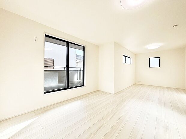 【リビングダイニング】大きな窓からたっぷりの陽光と風を感じられるリビング