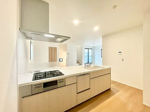 【ダイニングキッチン】料理をしながらでもご家族との会話を楽しめる対面キッチン