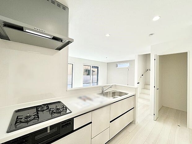 【ダイニングキッチン】カウンター越しに楽しいおしゃべり。いつものお料理がもっと美味しくなりそうですね