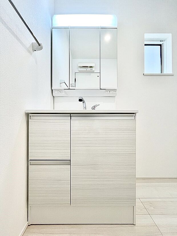 【洗面台・洗面所】三面鏡キャビネット・シャワー付き洗面化粧台で忙しい朝の身支度もスムーズに！