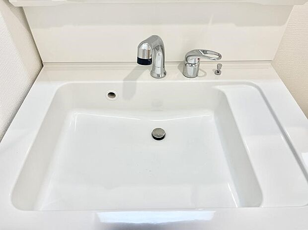 【その他設備(シャワー付き洗面台)】ハンドシャワー付き！使いやすい洗面台。
