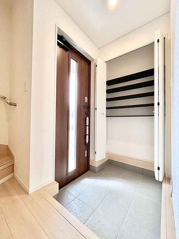 【その他設備(シューズボックス)】たっぷり収納できるシューズボックスで家族全員の靴も、玄関すっきり。  