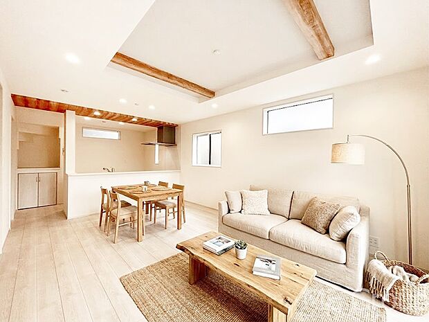 【リビング】折上天井がLDKに開放感をプラス!家族みんながゆったり寛げます ※家具はCGです