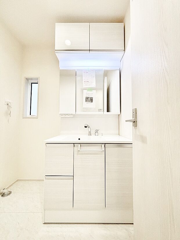 【洗面台・洗面所】スタイリングに便利な三面鏡、ミラーキャビネットで細かい物スッキリ