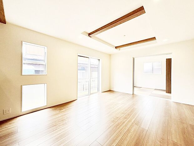 【リビングダイニング】大きな窓からたっぷりの陽光と風を感じられるリビング