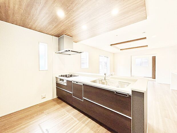 【ダイニングキッチン】料理をしながらご家族との会話を楽しめる対面カウンターキッチン