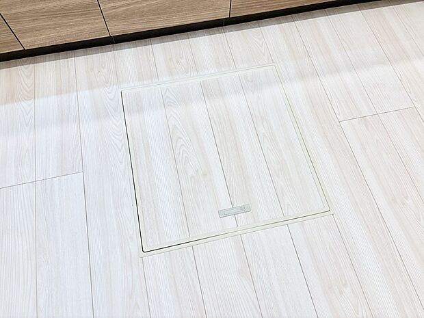【その他設備(床下収納)】床下収納付き!日用品・非常用品の収納にも大活躍。