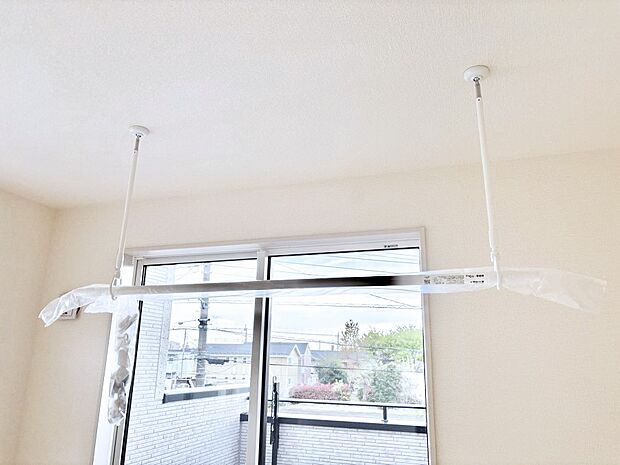 【その他設備(室内物干し)】室内物干しポール。梅雨や花粉の時期に大活躍します。