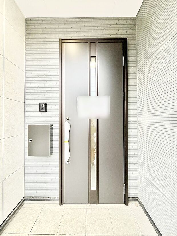 【玄関】玄関前は雨が降っても濡れにくい屋根付き