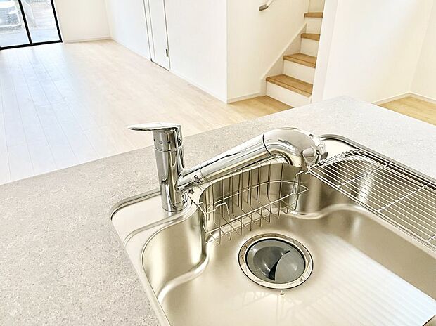 【その他設備(蛇口一体型浄水器)】いつでも清潔なおいしいお水を。一つの水栓で水道水と浄水を使い分け。