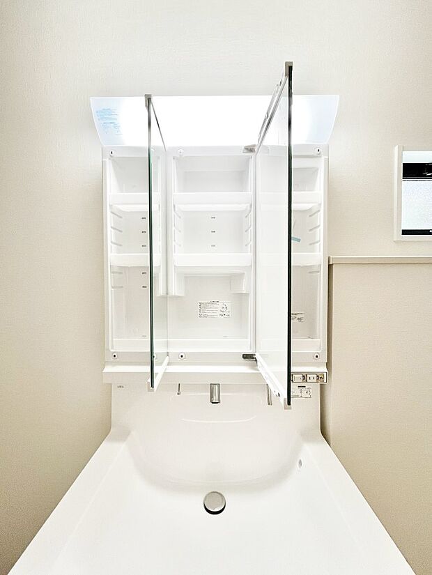 【その他設備(三面鏡裏収納)】三面鏡の裏に、化粧品や衛生用品などを収納可能。洗面台をすっきりと保ちます!