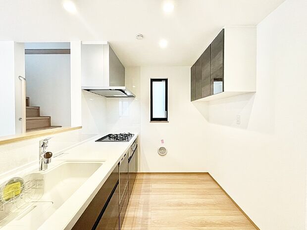 【キッチン】爽やかな風が通り抜けるキッチン。窓があるので明るく換気にも役立ちます。