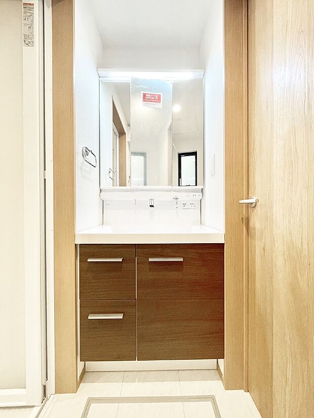 【洗面台・洗面所】スタイリングに便利な三面鏡、ミラーキャビネットで細かい物スッキリ