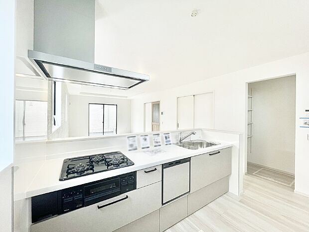 【ダイニングキッチン】カウンター越しにお話しをしながら毎日のお料理をもっと楽しく