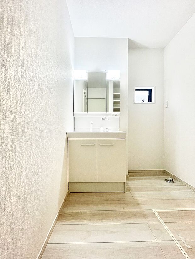 【洗面台・洗面所】スタイリングに便利な三面鏡、ミラーキャビネットで細かい物スッキリ