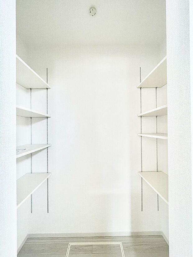 【その他設備(パントリー)】キッチンにはパントリー!食材のストックはもちろん、日用品の収納など使い方はいろいろ!