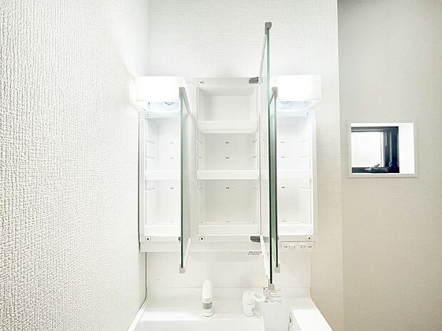 【その他設備(三面鏡裏収納)】三面鏡の裏に、化粧品や衛生用品などを収納可能。洗面台をすっきりと保ちます!