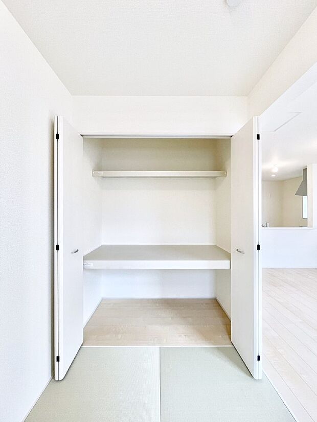 【その他設備(押入れ)】来客用などのお布団もスッキリ収納できる押入れ