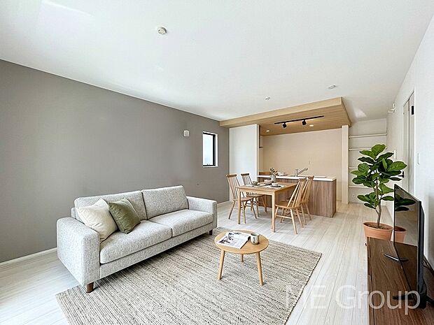 【リビング】ご家族の賑やかな話し声で包まれる明るいリビング ※家具はCGです