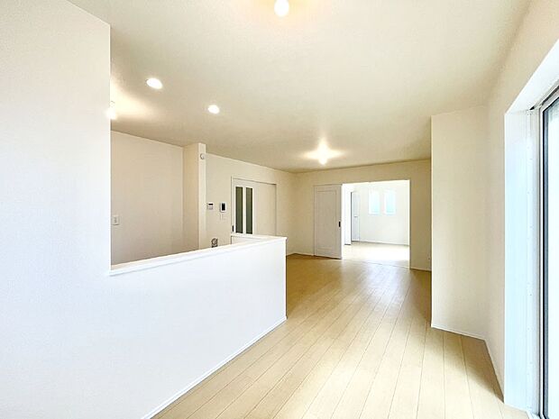 【リビングダイニング】大きな窓からたっぷりの陽光と風を感じられるリビング