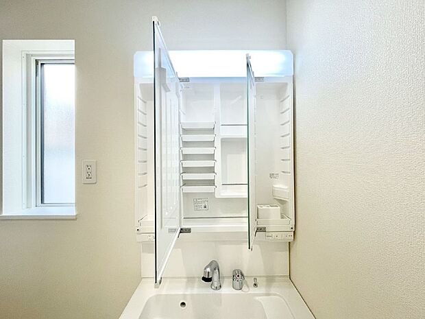 【その他設備(三面鏡裏収納)】三面鏡の裏に、化粧品や衛生用品などを収納可能。洗面台をすっきりと保ちます!