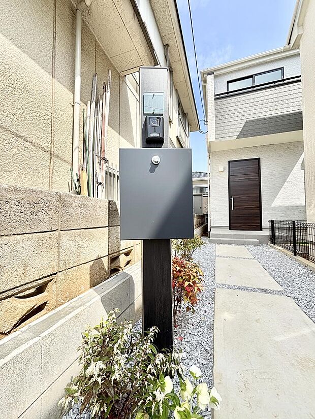 【その他現地】シンプルデザインのポスト。